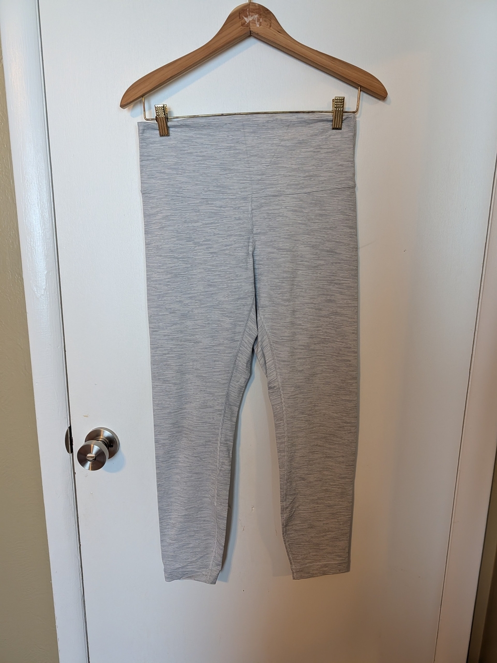 lululemon athletica Light Heather Gray Leggings Cropped